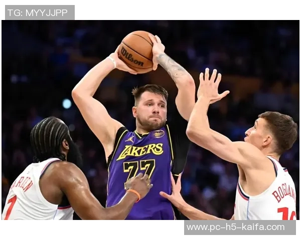 东契奇单节狂砍14分助球队逆转湖人苦苦追赶落后22分局势严峻 东契奇单节狂砍14分助球队逆转湖人苦苦追赶落后22分局势严峻